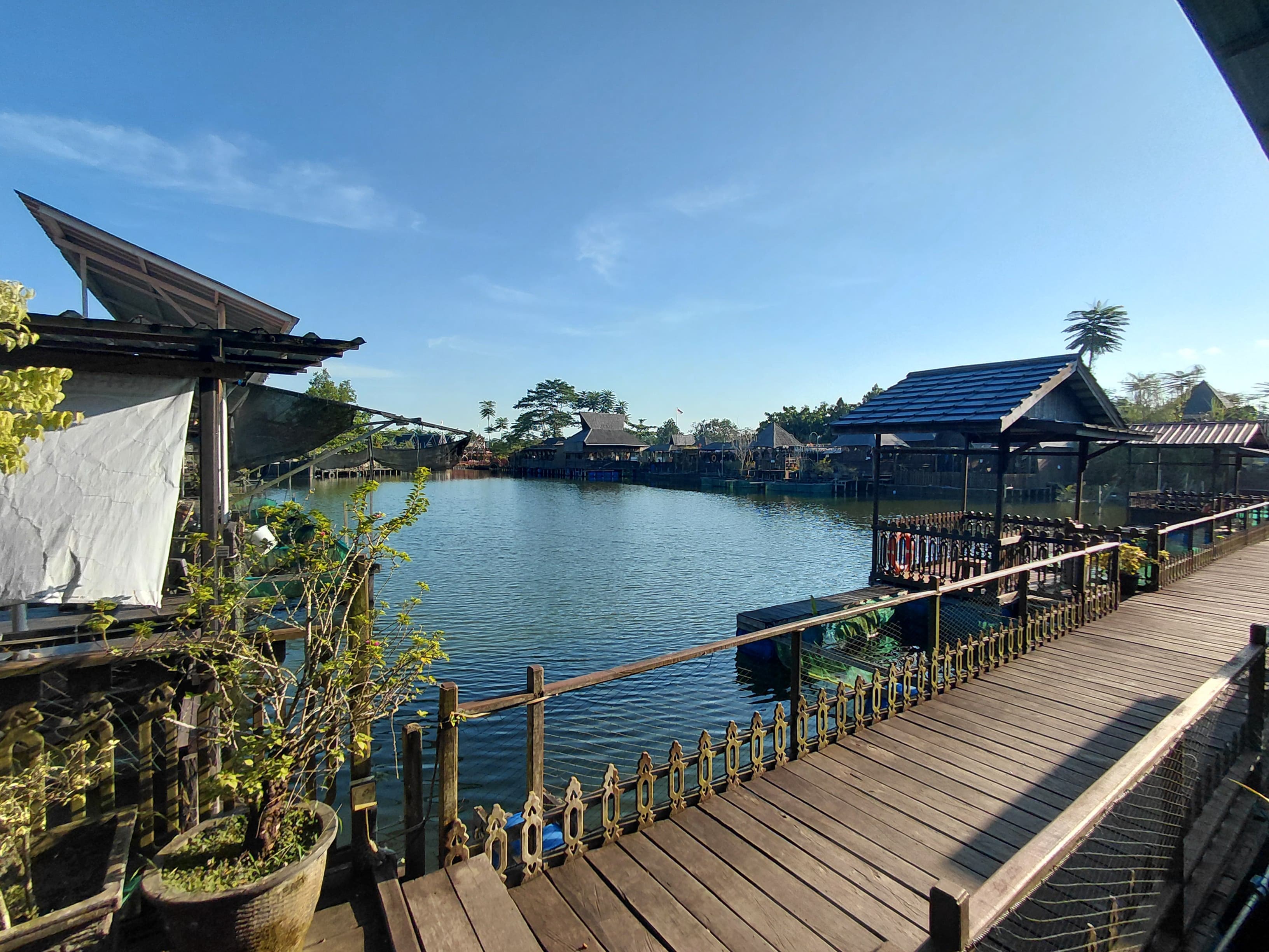 Suasana kawasan wisata Teras Alam Ulin yang berdiri di atas bekas lubang tambang batu bara di Sempaja Utara, Samarinda, Selasa (7/7/2026). Kawasan ini merupakan satu dari empat tempat wisata yang berdiri di lubang tambang yang sama. Foto: Fatih/Kaltimkece.id